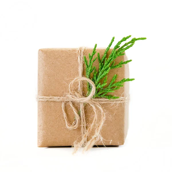 Ajándék doboz csomagolva barna újrahasznosított papír elszigetelt fehér háttér, ajándék, jelen vagy promo, kedvezmény koncepció, karácsonyi értékesítés, másolás tér — Stock Fotó