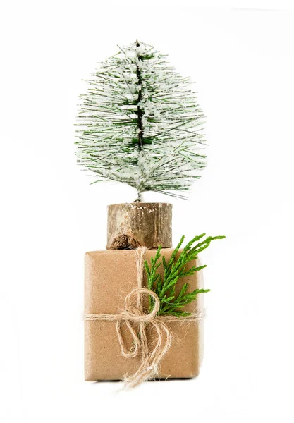 Confezione regalo avvolta in carta riciclata marrone e albero di Natale isolato su sfondo bianco, regalo, regalo o promo, concetto di sconto, vendite di Natale, spazio copia — Foto Stock