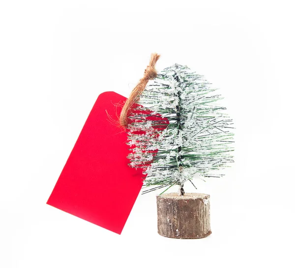 Caixas de presente envolto em papel reciclado, etiqueta de preço e árvore de Natal isolado sobre fundo branco, promo, conceito de desconto, vendas de Natal, espaço de cópia — Fotografia de Stock