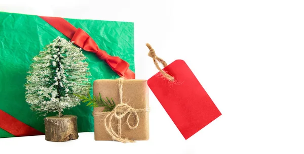Geri dönüşümlü kağıda sarılmış hediye kutuları, fiyat etiketi ve beyaz arka planda izole edilmiş Noel ağacı, promosyon, indirim konsepti, Noel satışları, kopya alanı — Stok fotoğraf