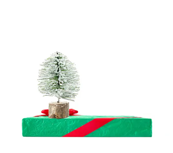 Confezione regalo avvolta in carta riciclata verde e albero di Natale isolato su sfondo bianco, regalo, regalo o promo, concetto di sconto, vendite di Natale, spazio copia — Foto Stock