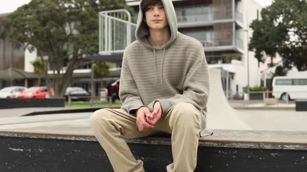 Πορτρέτο του έφηβου αγοριού σε φυσικό φόντο — Αρχείο Βίντεο