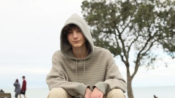 Retrato de adolescente menino no fundo natural — Vídeo de Stock