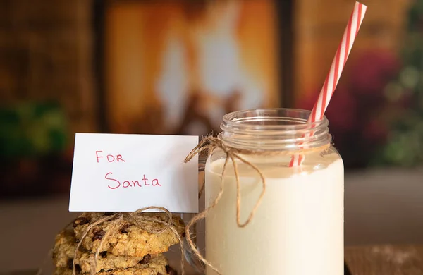 Biscotti e latte per Babbo Natale, concetto di Natale, celebrazione stagionale, capodanno, sera di Natale, tradizione familiare festiva — Foto Stock