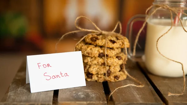 Biscotti e latte per Babbo Natale, concetto di Natale, celebrazione stagionale, capodanno, sera di Natale, tradizione familiare festiva — Foto Stock