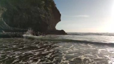 Dalgalar ve su ile deniz manzarası, Yeni Zelanda plaj manzarası, yolculuk hedefi