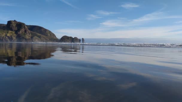 Θάλασσα τοπίο με κύματα και νερό, Νέα Ζηλανδία θέα στην παραλία, προορισμός ταξίδι — Αρχείο Βίντεο