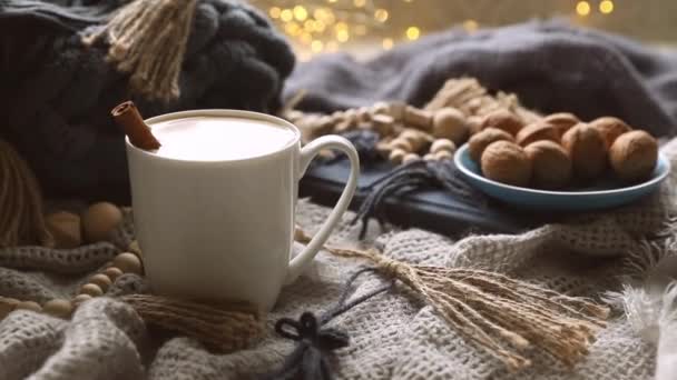 Mañana acogedora estilo escandinavo con algunas mantas de punto, taza de cacao, caja de regalo, invierno y ambiente festivo, ambiente cristmas — Vídeos de Stock