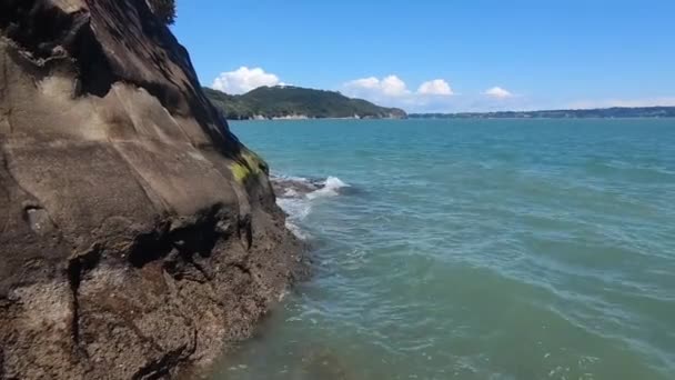 Boş kumlu sahil manzarası kayalar ve su, deniz kıyısı, turistik yer, uzak kıyı şeridi, Yeni Zelanda, Auckland plajı, yatay oryantasyon — Stok video