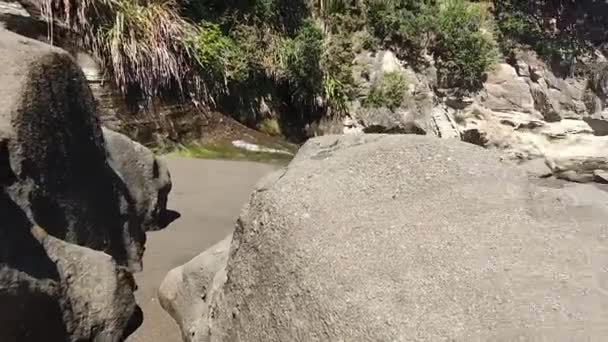 Praia de areia vazia vista com rochas e água, litoral, destino turístico, litoral remoto, Nova Zelândia, praia de Auckland, orientação horizontal — Vídeo de Stock