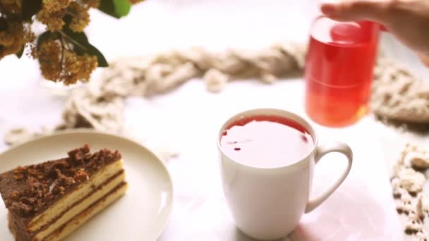 Chá com pedaço de bolo de esponja decorado com chocolate servido para o café da manhã em casa ou em um hotel, desfrutando de vida e conceito de comida gostosa — Vídeo de Stock