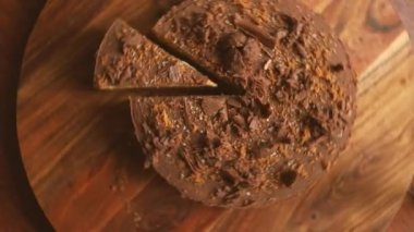 Sabah kahvaltıda ya da otelde servis edilen çikolatayla süslenmiş sünger kekli çay hayattan ve lezzetli yemek konseptinden keyif alıyor.