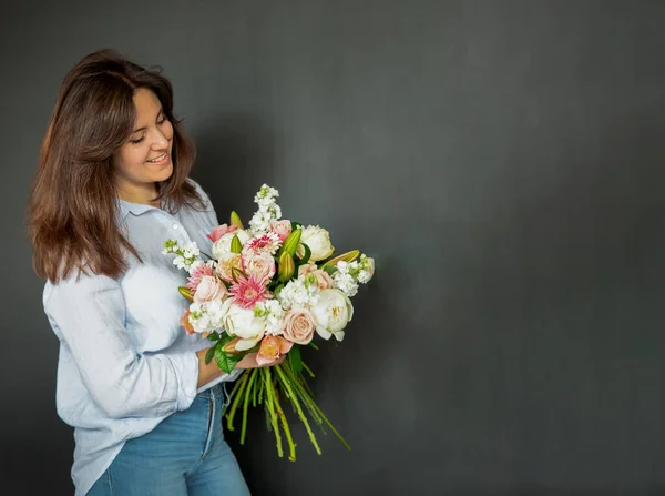 Piccole imprese. Fiorista donna nel negozio di fiori. Studio di progettazione floreale, facendo decorazioni e arrangiamenti. Consegna fiori, creazione ordine — Foto Stock