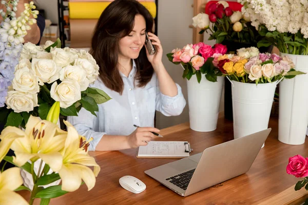 Petite entreprise. Fleuriste dans un magasin de fleurs. Studio de design floral, faire des décorations et des arrangements. Livraison de fleurs, création d'ordre — Photo