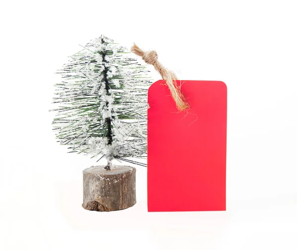 Caixas de presente envolto em papel reciclado, etiqueta de preço e árvore de Natal isolado sobre fundo branco, promo, conceito de desconto, vendas de Natal, espaço de cópia — Fotografia de Stock