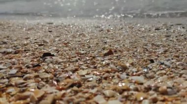 Kumsaldaki su dalgaları, turistik yerler, su bakımı konsepti.