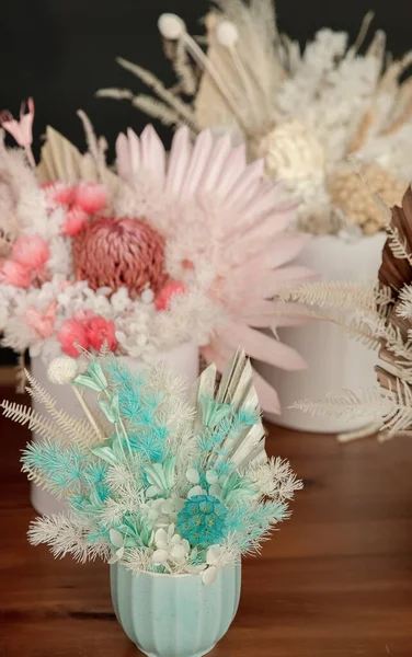 Piękne suche kompozycje kwiatowe w kwiaciarni gotowy do sprzedaży, naturalnie zachowane bukiety na ślub, rocznica lub inne wakacje — Zdjęcie stockowe