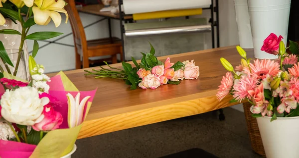 Malý obchod. květinářství. Květinový design studio, dělat dekorace a aranžmá. Dodávka květin, vytváření pořádku — Stock fotografie