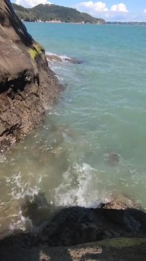 boş kumlu sahil manzarası kayalar ve su, deniz kıyısı, turizm beldesi, uzak kıyı şeridi, Yeni Zelanda, Auckland plajı, dikey oryantasyon