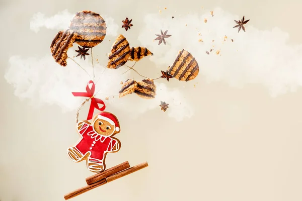 Galletas de Navidad, Santa galleta volando en globos de galletas en las nubes, foto creativa panadería de Navidad, levitación comida tendencia foto — Foto de Stock