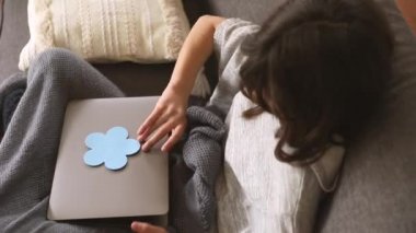 İnternet 'te ev ödevi yapan ya da internette gezinen genç kız portresi, mdeia teknolojileri, dijital iletişim ya da alışveriş, gençlik yaşam tarzı