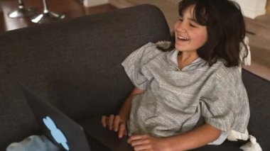 İnternet 'te ev ödevi yapan ya da internette gezinen genç kız portresi, mdeia teknolojileri, dijital iletişim ya da alışveriş, gençlik yaşam tarzı