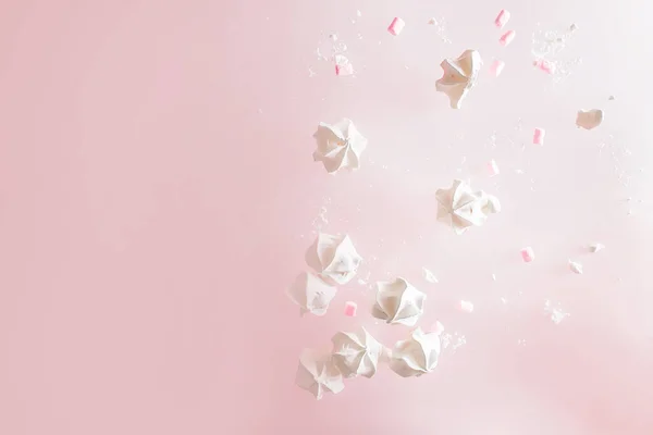 White Meringue Cookies Flying Pink Background Levitation Trend Photo Copy — Stock Photo, Image