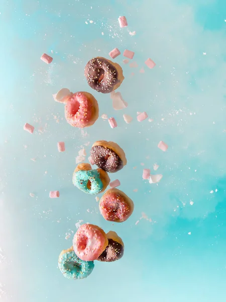 Різноманітність Пончиків Зморшками Вилітають Рожевої Чашки Хмарі Цукру Зефіру Яскраво — стокове фото