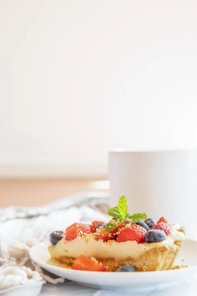 Pedazo Queso Fresa Arándano Plato Taza Que Sirve Para Desayuno —  Fotos de Stock