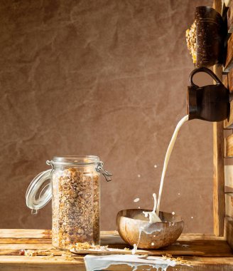 Mısır gevreği, kahvaltı, sağlıklı beslenme, doğal beslenme. Çekme boyutlarında yükselme eğilimi fotoğrafı. Metin, reklam ya da reklam için boşluk kopyala. Yüksek kalite fotoğraf