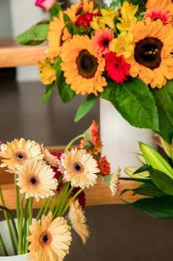 Küçük bir iş. Çiçekçi. Çiçek tasarım stüdyosu, dekorasyon ve düzenlemeler. Çiçek teslimatı, düzen yaratmak. 