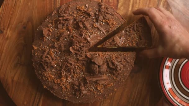 Čaj s kusem houbového dortu zdobené čokoládou podávané k snídani v dopoledních hodinách doma nebo v hotelu, těší život a chutné jídlo koncept — Stock video