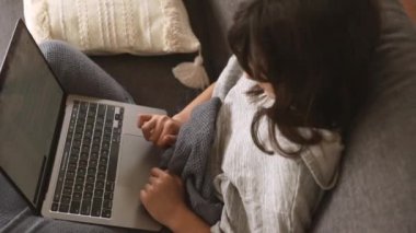 İnternet 'te ev ödevi yapan ya da internette gezinen genç kız portresi, mdeia teknolojileri, dijital iletişim ya da alışveriş, gençlik yaşam tarzı