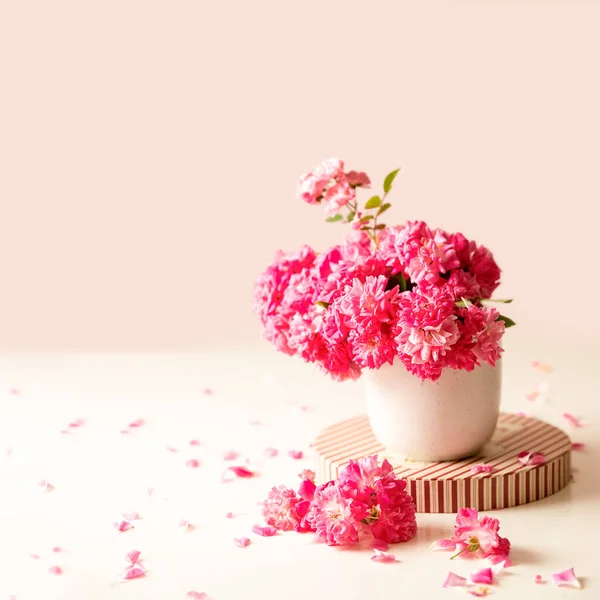 Rosas Taza Servido Para Desayuno Fondo Llano Espacio Copia Para —  Fotos de Stock