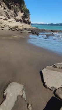 boş kumlu sahil manzarası kayalar ve su, deniz kıyısı, turizm beldesi, uzak kıyı şeridi, Yeni Zelanda, Auckland plajı, dikey oryantasyon