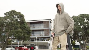 Paten parkında genç bir çocuk, açık hava portresi. ergenlik konsepti, gençlik kültürü