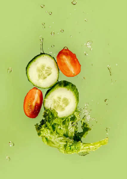 Ensalada Fresca Verduras Levitando Aisladas Sobre Fondo Verde Alimentación Saludable — Foto de Stock