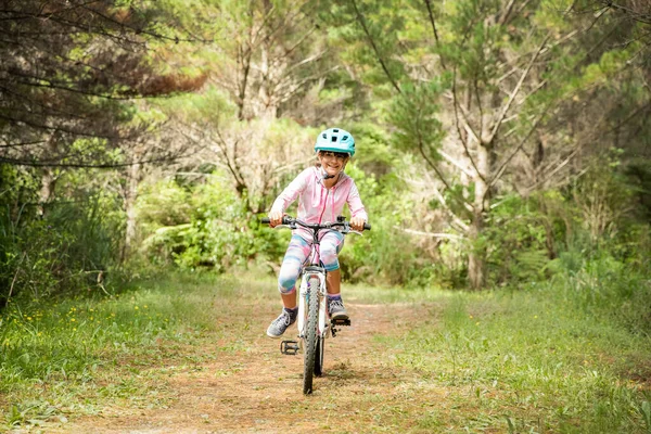 Χαρούμενο Κορίτσι Παιδί Ιππασία Ένα Ποδήλατο Φυσικό Υπόβαθρο Δάσος Πάρκο — Φωτογραφία Αρχείου