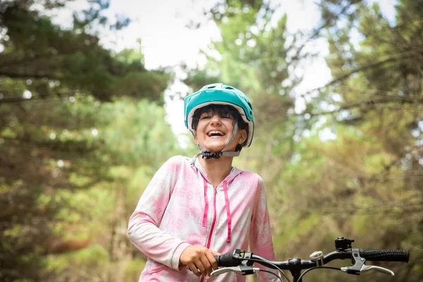 Menina Feliz Criança Andando Bicicleta Fundo Natural Floresta Parque Estilo — Fotografia de Stock