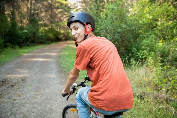 Menino Adolescente Feliz Andando Bicicleta Fundo Natural Floresta Parque Estilo — Fotografia de Stock