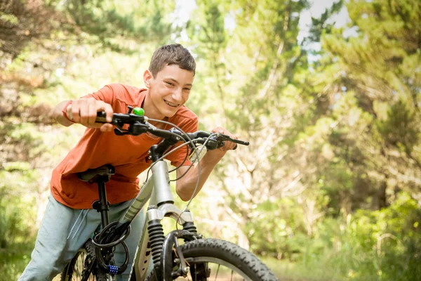 Menino Adolescente Feliz Andando Bicicleta Fundo Natural Floresta Parque Estilo — Fotografia de Stock
