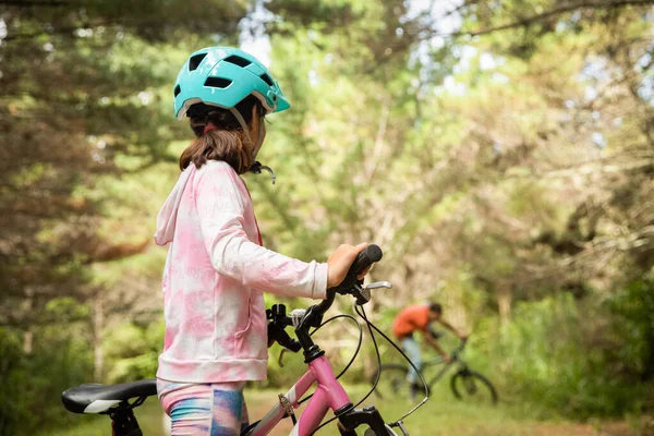 Χαρούμενο Κορίτσι Παιδί Ιππασία Ένα Ποδήλατο Φυσικό Υπόβαθρο Δάσος Πάρκο — Φωτογραφία Αρχείου