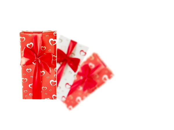 许多礼品盒的包装和装饰都有红色的蝴蝶结 上面涂满了白色的面包屑 情人节 生日或销售理念 高质量的照片 — 图库照片
