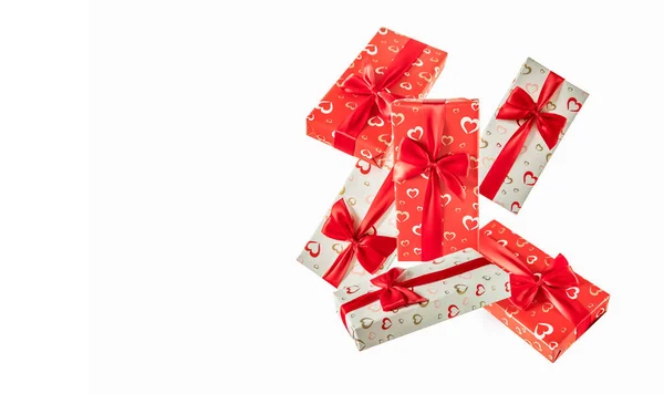 Nombreux Coffrets Cadeaux Enveloppés Décorés Avec Arc Rouge Isoalted Sur — Photo