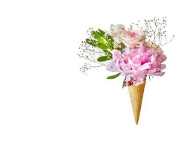 Tatlı bir waffle külahında taze çiçekler beyaz arka planda izole edilmiş dondurma, hediye, yaz veya düğün dekorasyonu fikirleri. Yüksek kalite fotoğraf