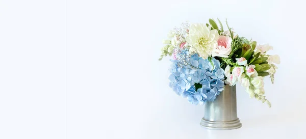 Färska Blommor Metallisk Grå Mugg Isolerad Över Vit Bakgrund Gåva — Stockfoto