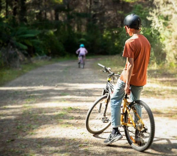 Szczęśliwy Nastolatek Chłopiec Jazda Rowerze Naturalnym Tle Las Lub Park — Zdjęcie stockowe
