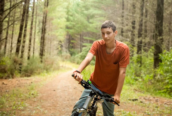 Menino Adolescente Feliz Andando Bicicleta Fundo Natural Floresta Parque Estilo — Fotografia de Stock