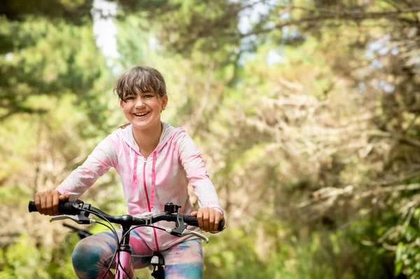 Glad Barn Flicka Rida Cykel Naturlig Bakgrund Skog Eller Park — Stockfoto