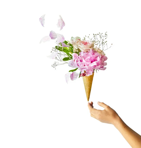 Hand Houden Van Verse Bloemen Een Zoete Wafel Kegel Als — Stockfoto